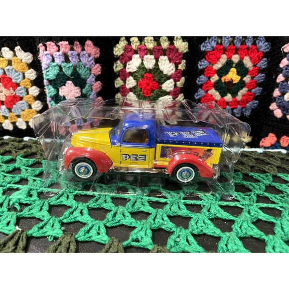 Set of 2 Vintage PEZ Candy Ford 1940 Pick up Truck Diecast 1:2 - Picture 6 of 6